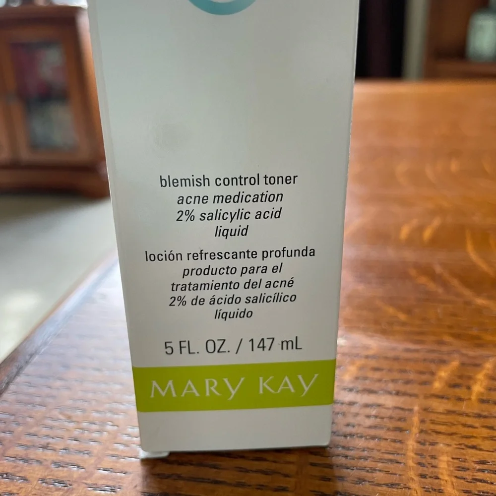 Mary Kay Deep-Cleansing Charcoal Mask — White & Lime Green Accents